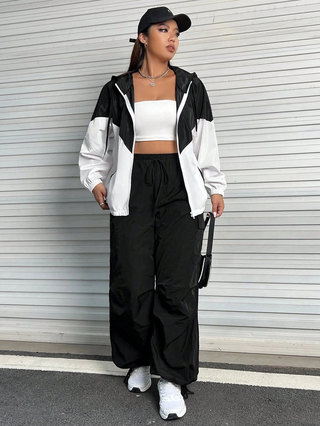 Corta-Vento Plus Size Com Capuz Sophia