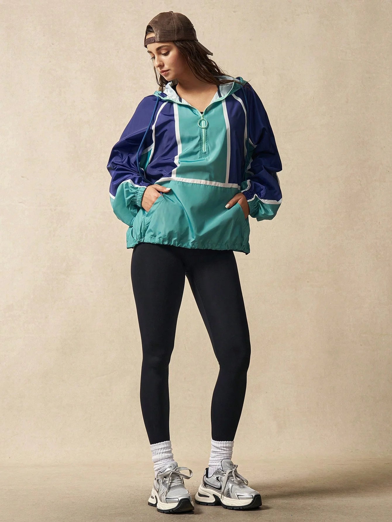 Corta Vento Casual com Capuz Marcela